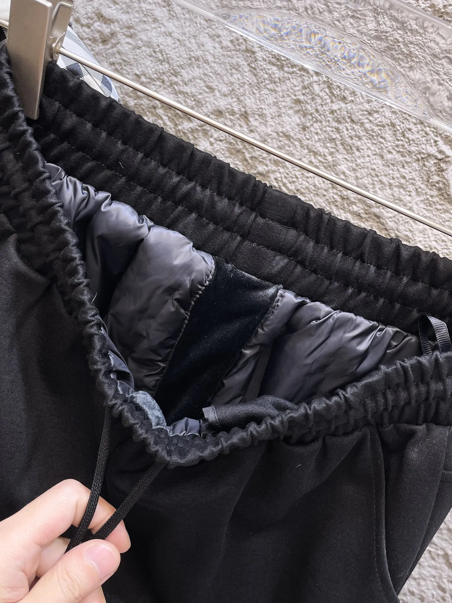 P490 Big Goose🇨🇦🌹25 new autumn and winter thickened warm down pants are here🔥Winter essential outdoor windproof, lockable and warm. Made of professional-grade outdoor windproof, waterproof and breathable fabric. Lining 90% white duck down filling. Lightweight design. Lightweight and warm. Seamless gluing process on the inside. Made of light and gall-free anti-drilling fabric to effectively prevent velvet running. Original hardware accessories. Classic logo matching. Simple and versatile, the upper body is stylish and not bloated. The style is the same for men and women! Size: M-3XL.